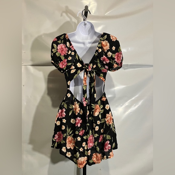 Women’s Floral Tie Back Romper Size Small - Picture 2 of 2